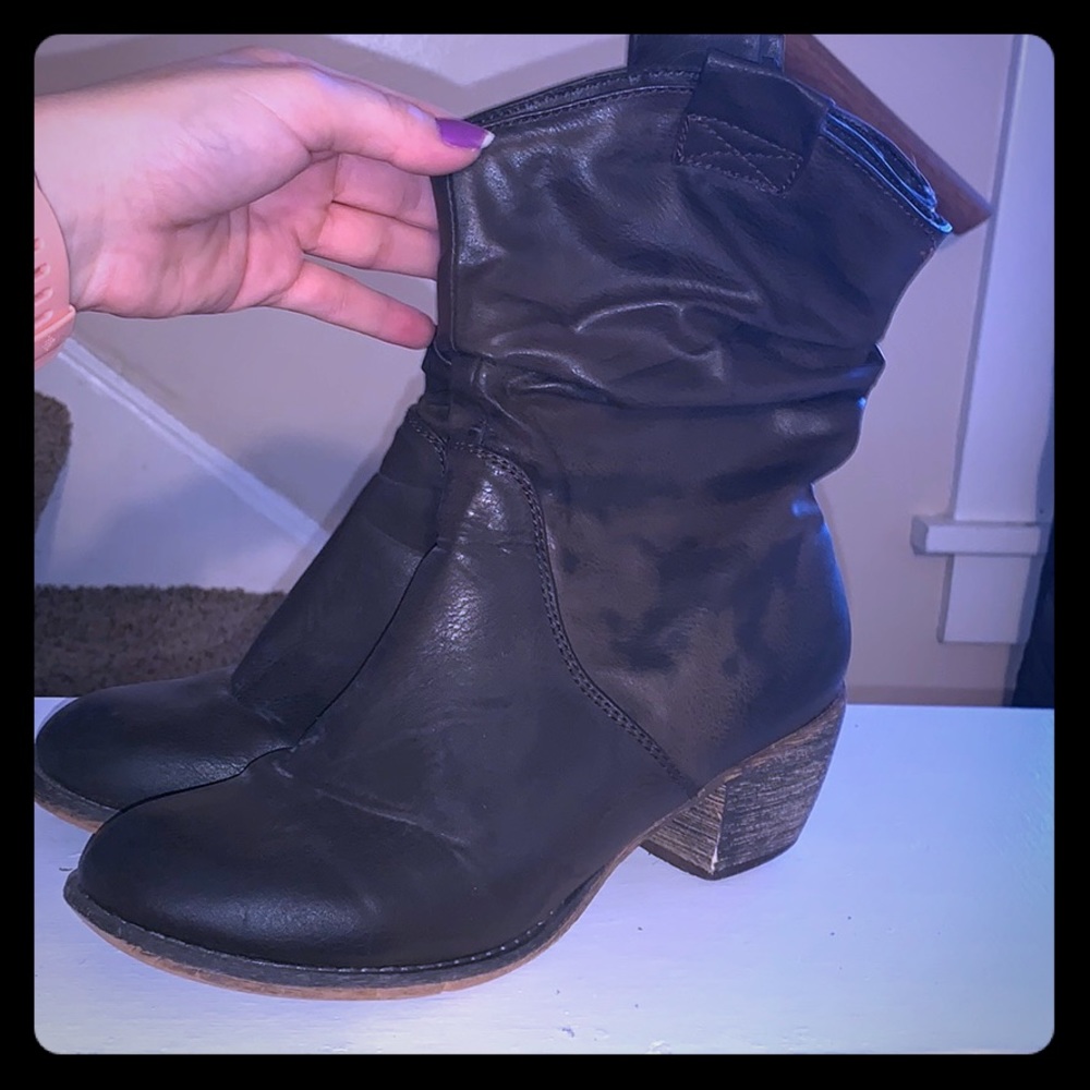 Breckelle’s brow slouchy boots.